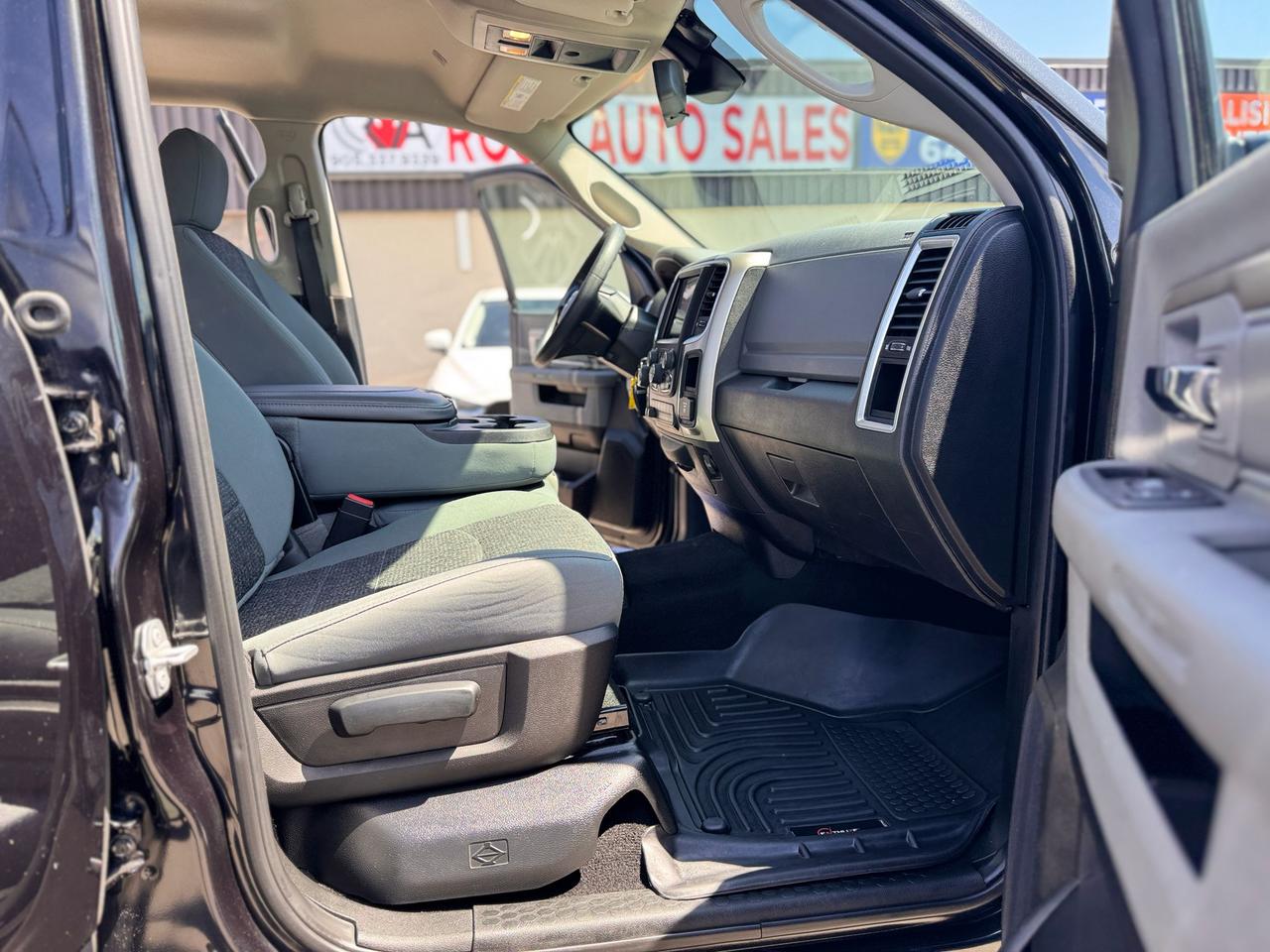 2019 RAM 1500 Classic HEMI 5.7L 4X4 CREW CAB NO ACCIDENT NEW TIRES TOW Photo