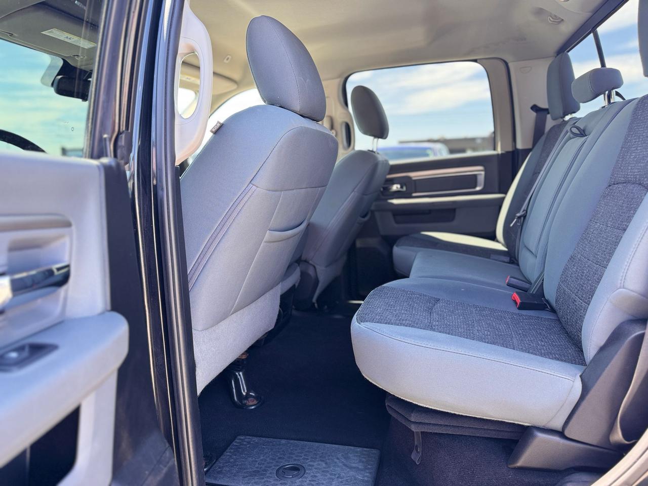 2019 RAM 1500 Classic HEMI 5.7L 4X4 CREW CAB NO ACCIDENT NEW TIRES TOW Photo