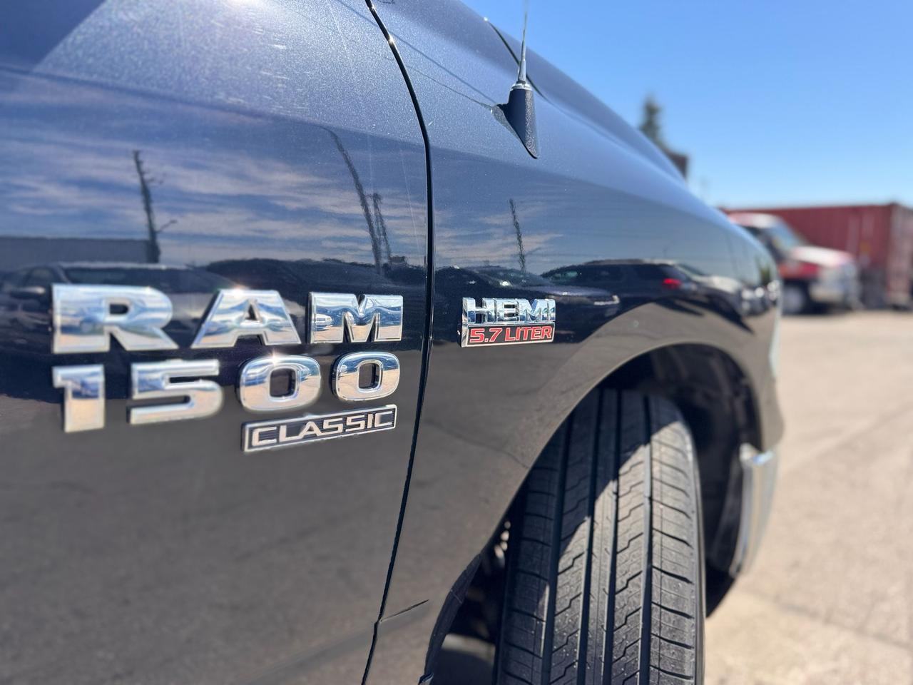 2019 RAM 1500 Classic HEMI 5.7L 4X4 CREW CAB NO ACCIDENT NEW TIRES TOW Photo