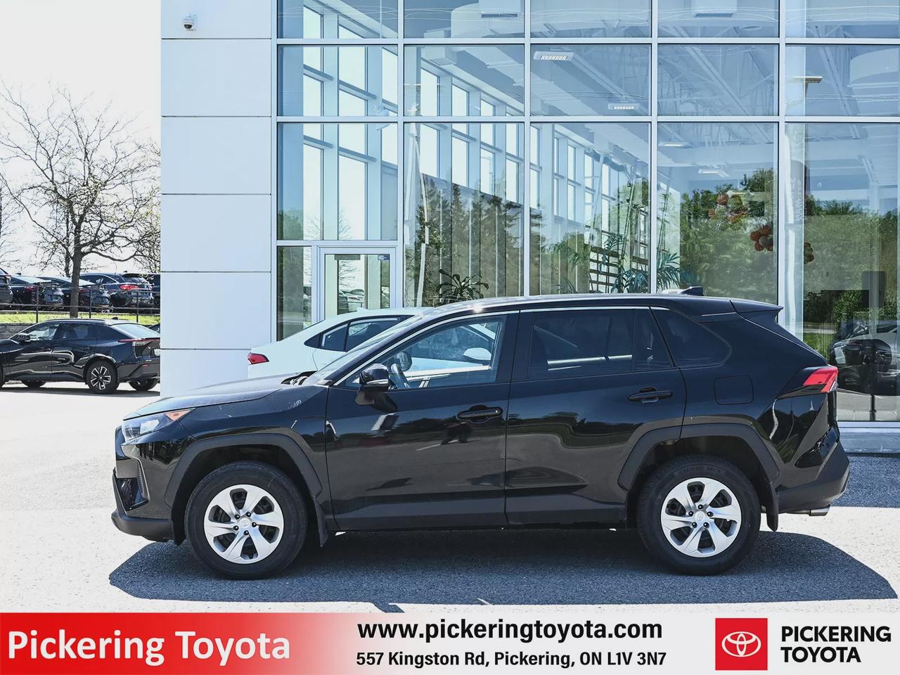 2022 Toyota RAV4 LE Photo4