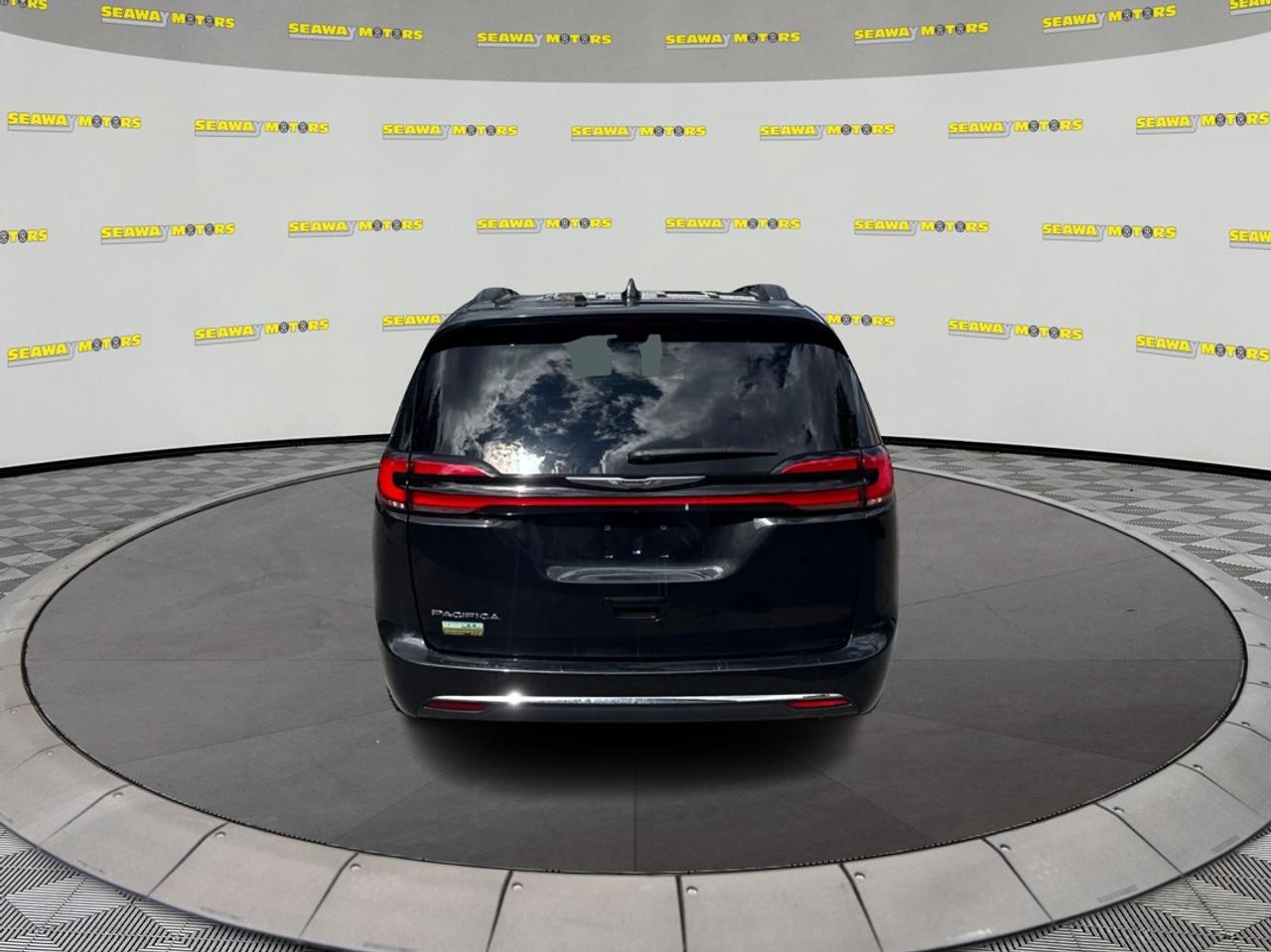 2022 Chrysler Pacifica Touring L Photo3