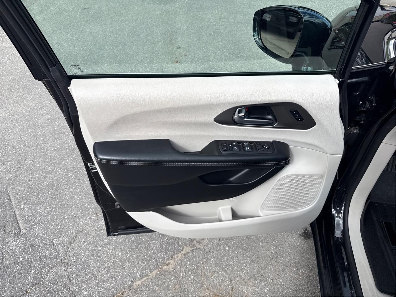 2022 Chrysler Pacifica Touring L Photo