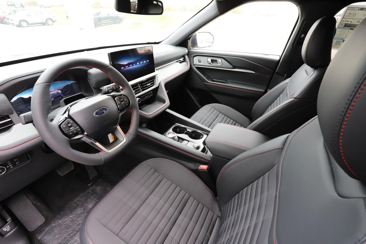 2026 Ford Explorer ST-Line 4WD Photo1