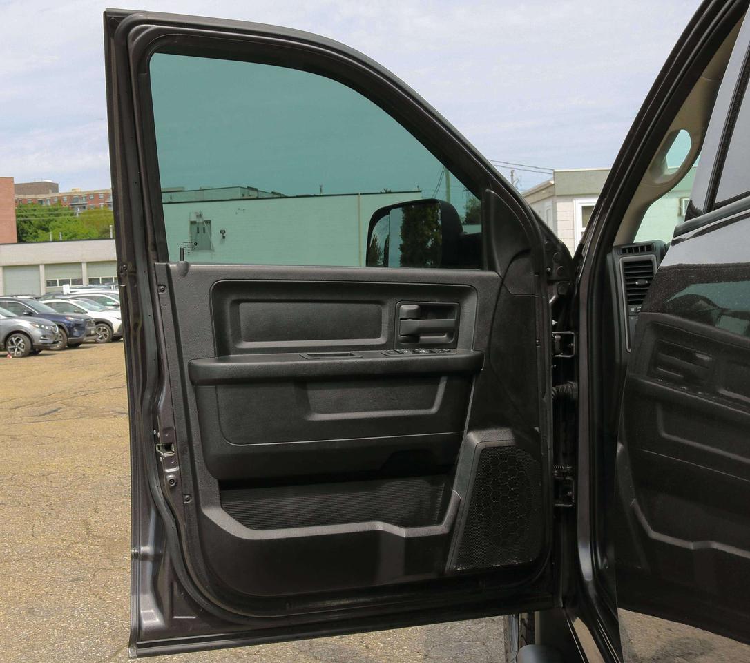 2023 RAM 1500 Classic Express 4x4 Crew Cab 5'7  Box | REMOTE START | Photo