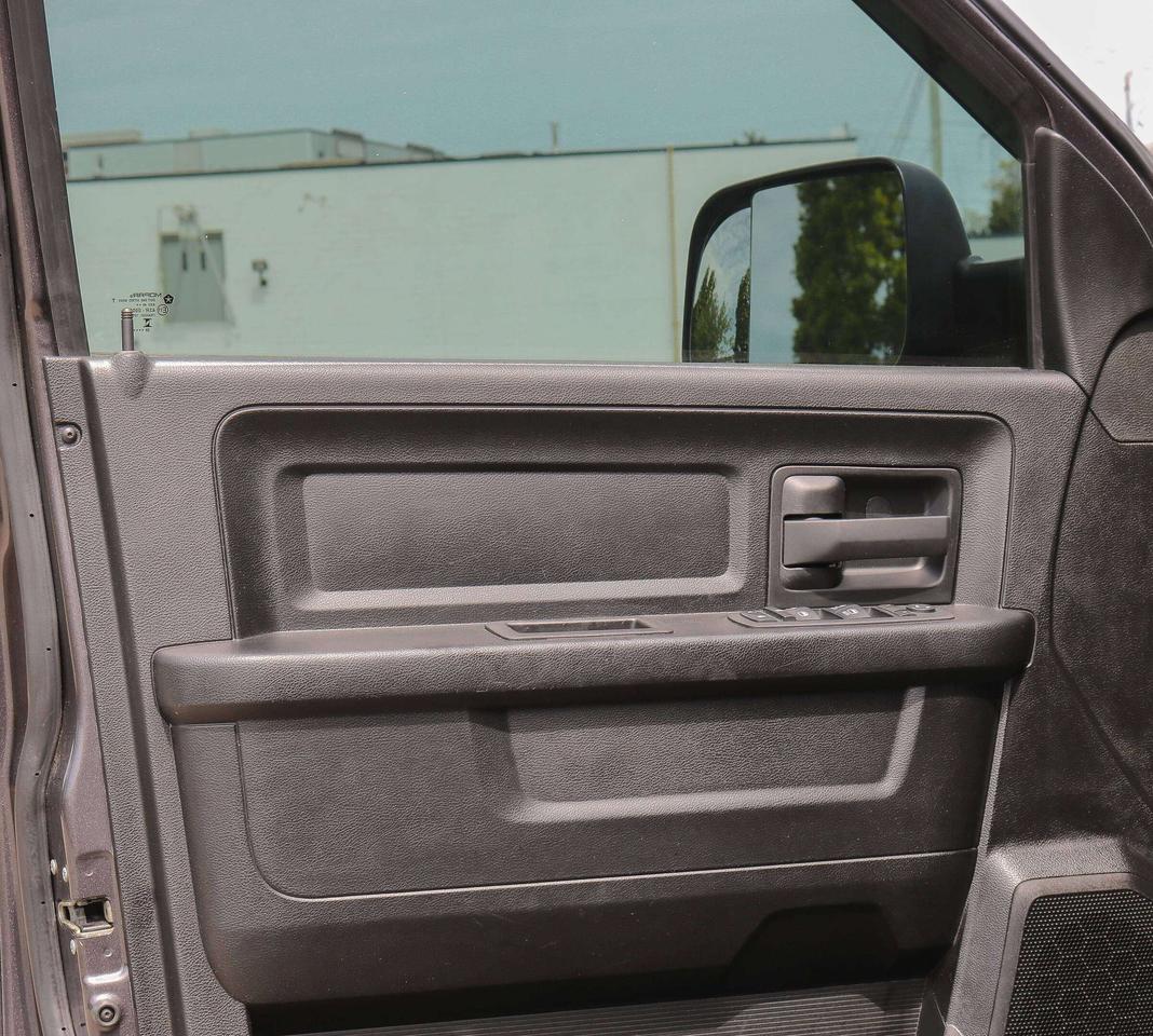 2023 RAM 1500 Classic Express 4x4 Crew Cab 5'7  Box | REMOTE START | Photo