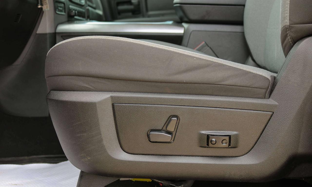 2023 RAM 1500 Classic Express 4x4 Crew Cab 5'7  Box | REMOTE START | Photo