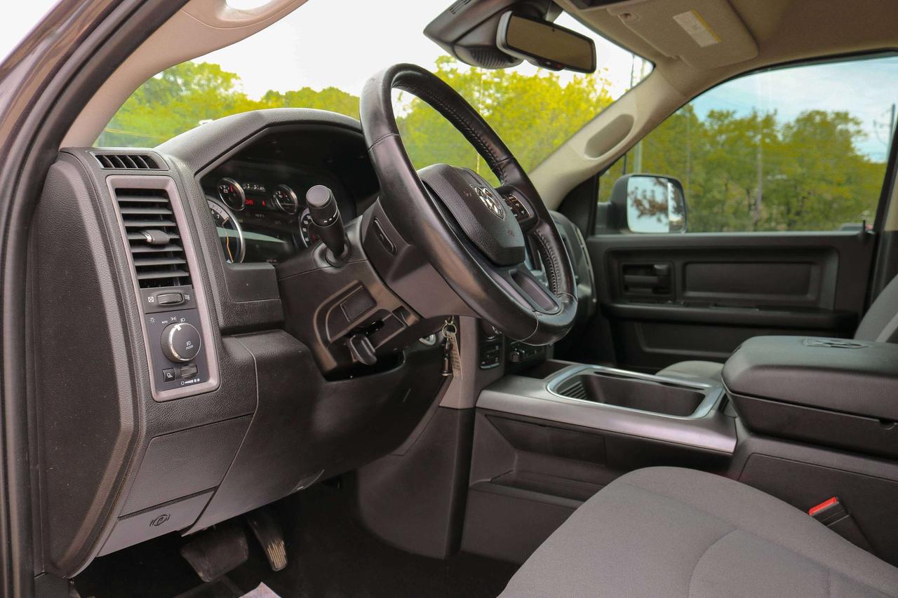 2023 RAM 1500 Classic Express 4x4 Crew Cab 5'7  Box | REMOTE START | Photo