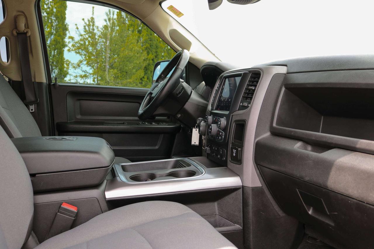 2023 RAM 1500 Classic Express 4x4 Crew Cab 5'7  Box | REMOTE START | Photo