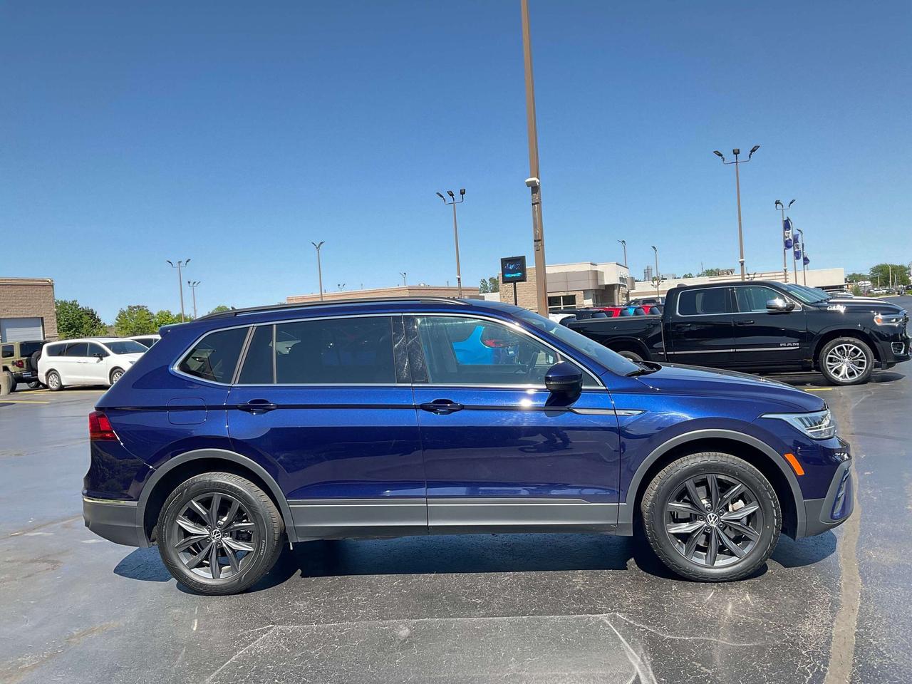 2024 Volkswagen Tiguan LEATHER / HEATED SEATS / CAR PLAY Photo