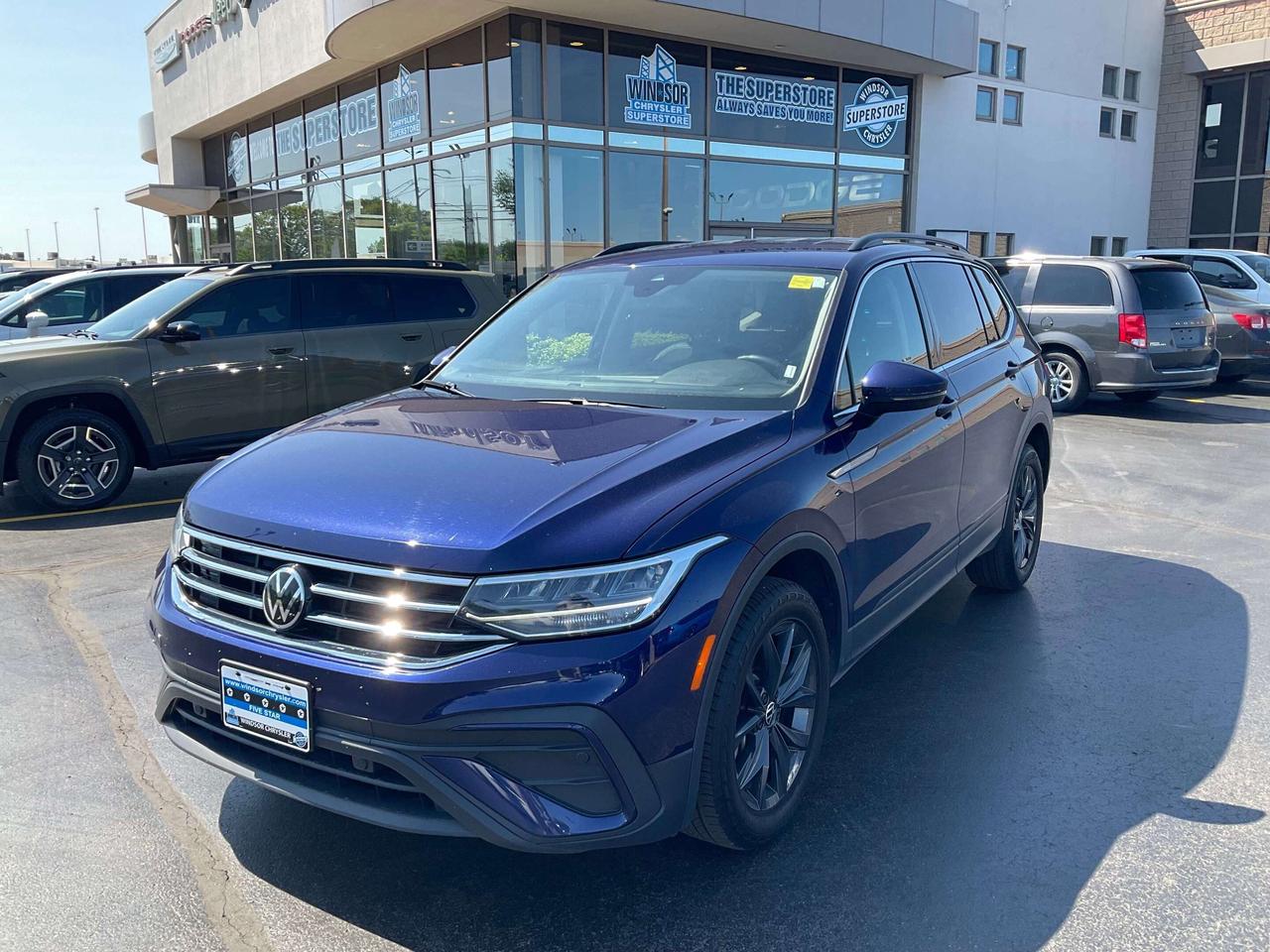 2024 Volkswagen Tiguan LEATHER / HEATED SEATS / CAR PLAY Photo0