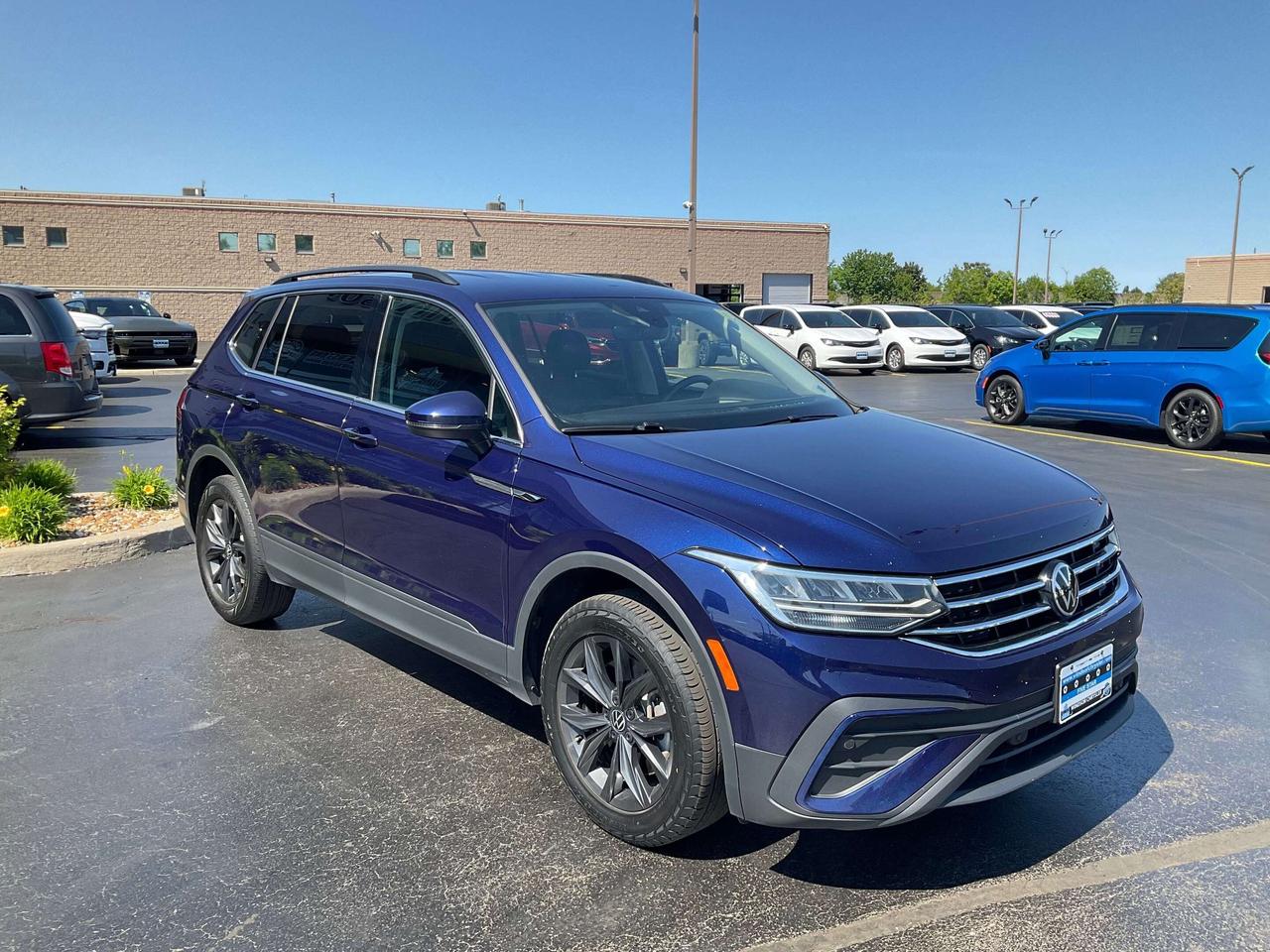 2024 Volkswagen Tiguan LEATHER / HEATED SEATS / CAR PLAY Photo