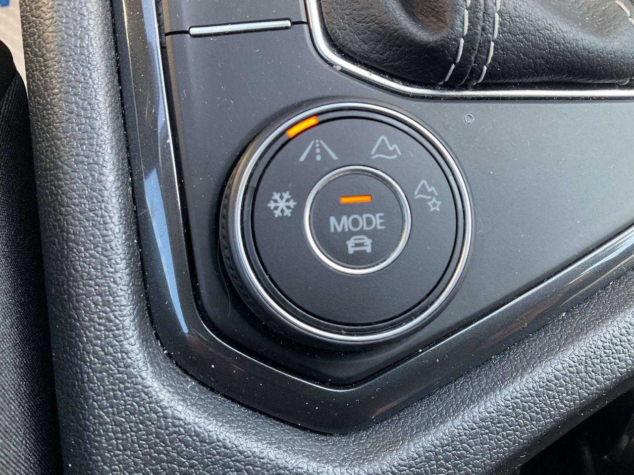 2024 Volkswagen Tiguan LEATHER / HEATED SEATS / CAR PLAY Photo