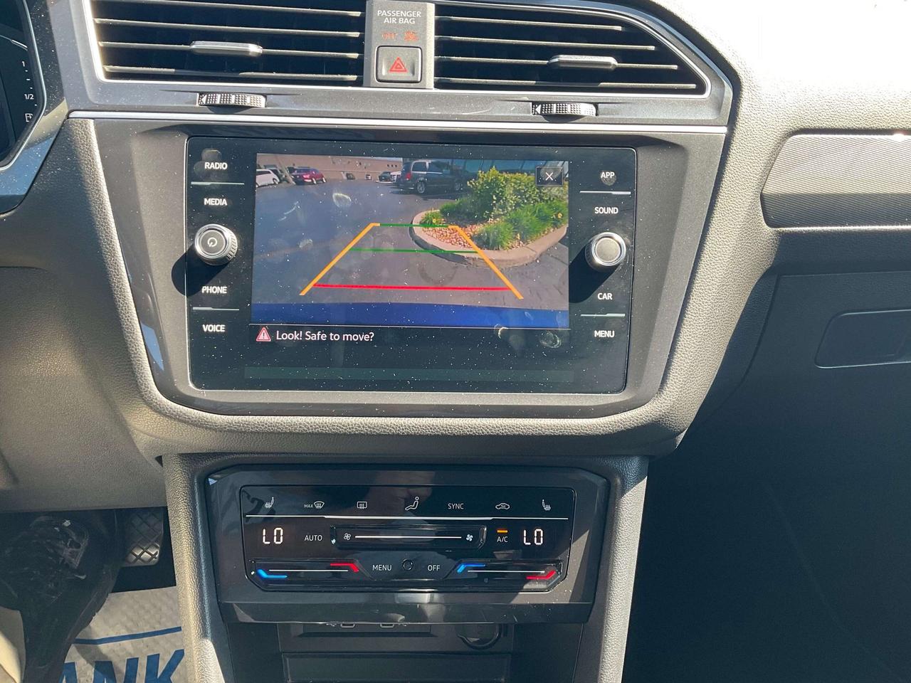 2024 Volkswagen Tiguan LEATHER / HEATED SEATS / CAR PLAY Photo