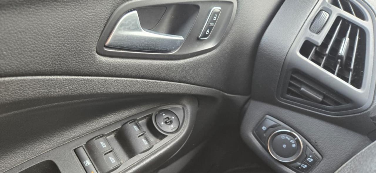 2015 Ford Escape SE 4dr Front-wheel Drive Automatic Photo