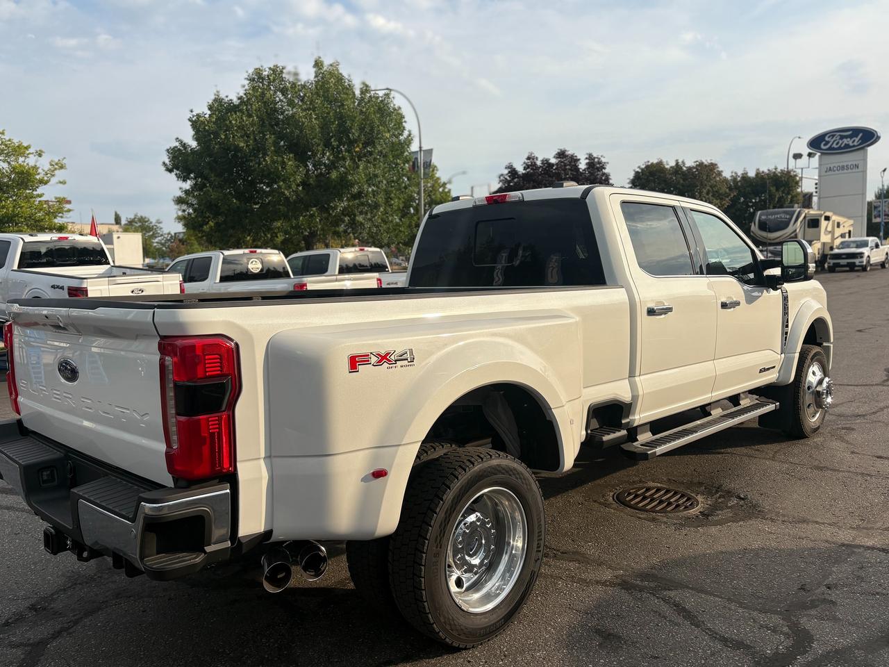 2026 Ford F-450 Super Duty DRW Lariat Photo4