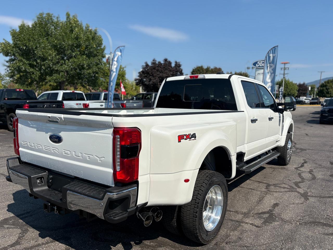 2026 Ford F-450 Super Duty DRW Lariat Photo4