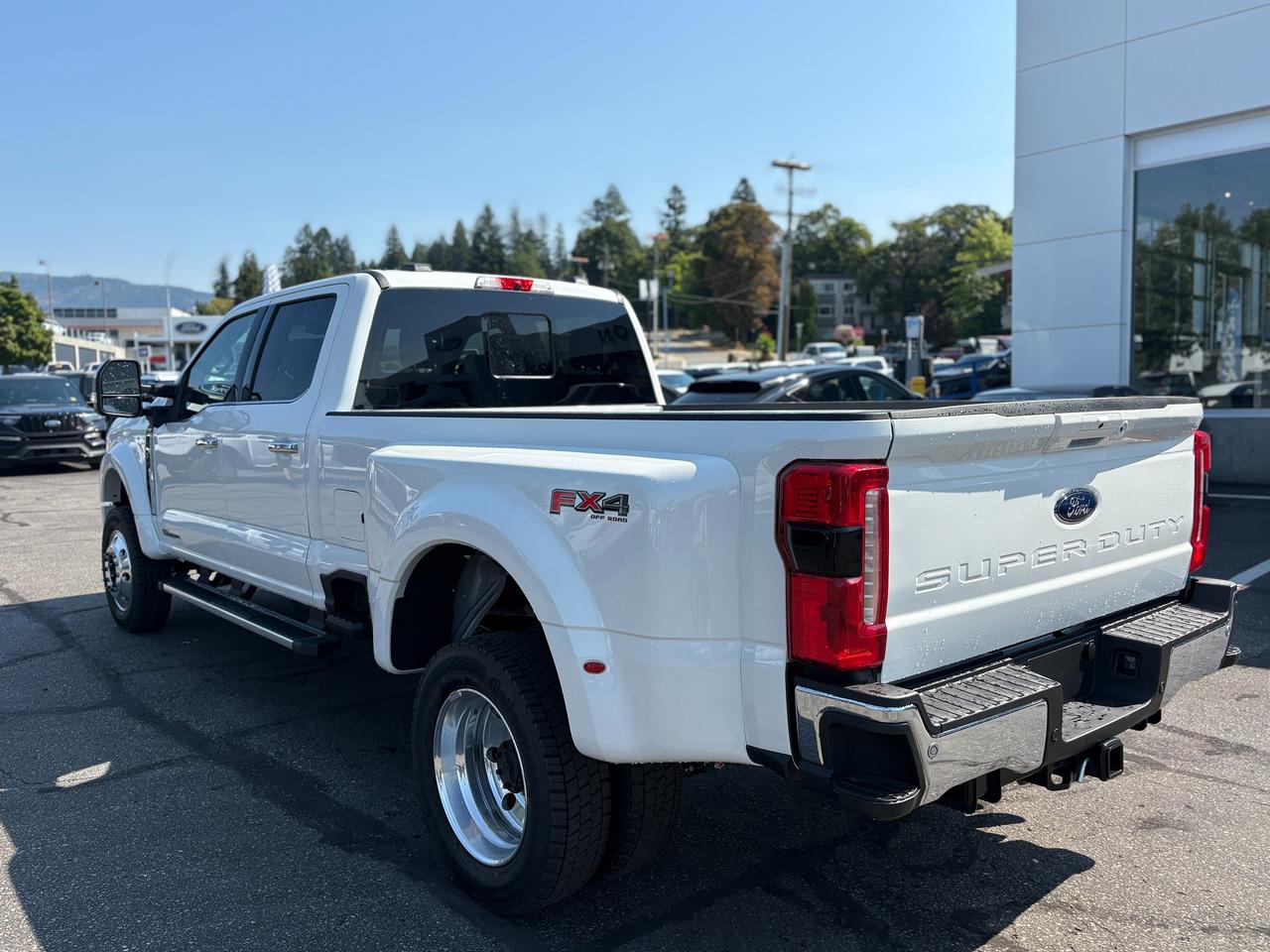 2026 Ford F-450 Super Duty DRW Lariat Photo2