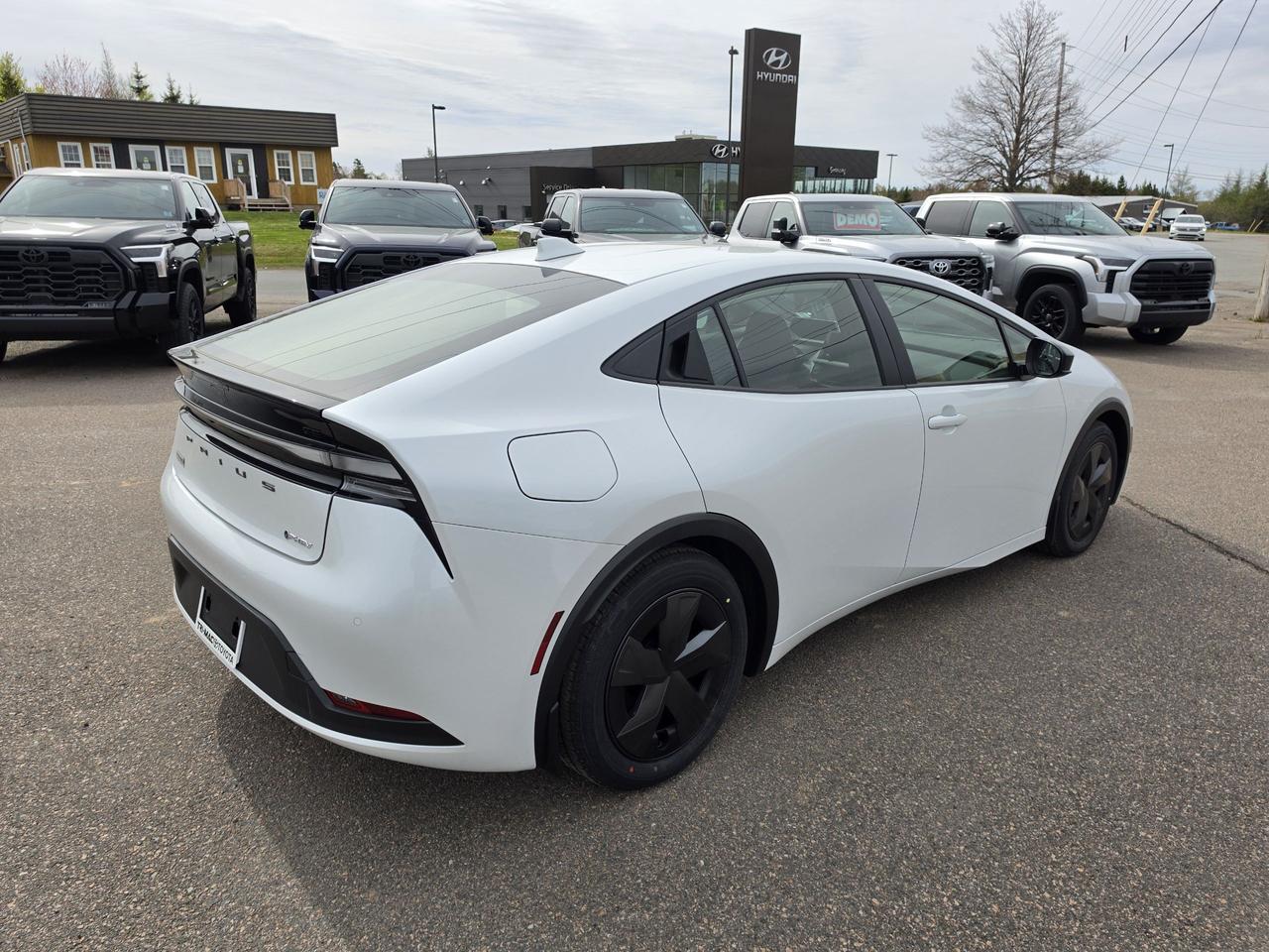 2025 Toyota Prius Plug-In Hybrid PRIUS PLUG-IN HYBRID SE - PREM Photo4