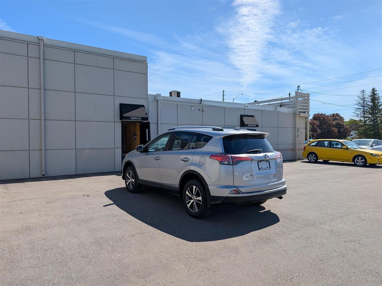 2018 Toyota RAV4 LE - HTD SEATS - REV CAM - TECH FEATS Photo2