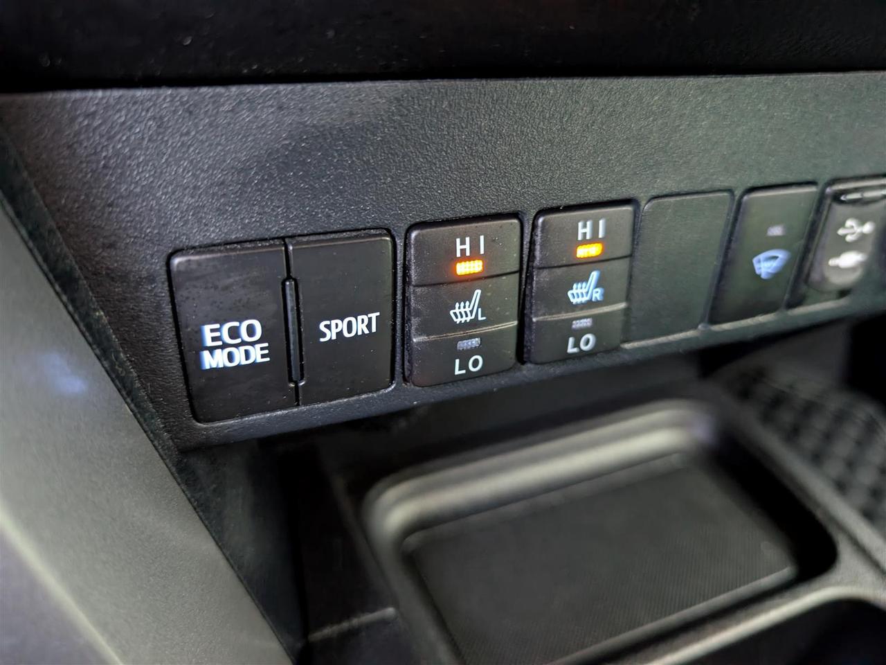 2018 Toyota RAV4 LE - HTD SEATS - REV CAM - TECH FEATS Photo
