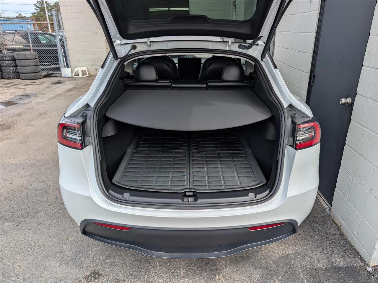 2023 Tesla Model Y LONG RANGE AWD - DUAL MOTOR Photo