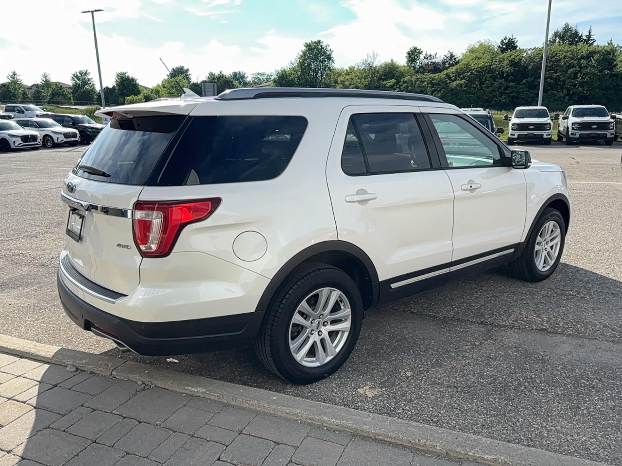 2018 Ford Explorer LOCAL TRADE! XLT, TECH PACK, NAVIGATION, 18" RIMS! Photo4
