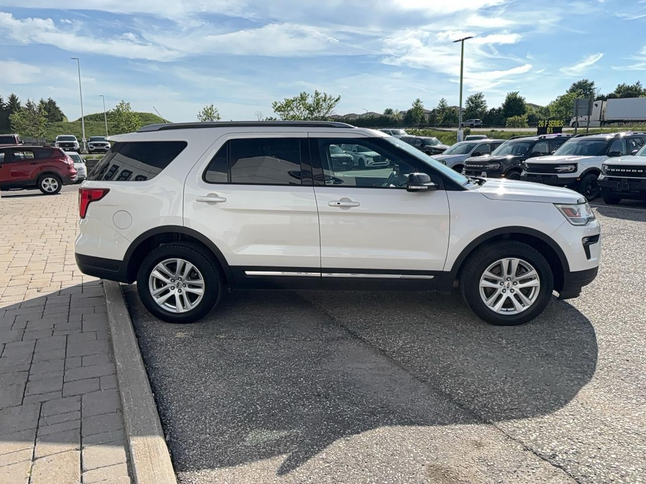 2018 Ford Explorer LOCAL TRADE! XLT, TECH PACK, NAVIGATION, 18" RIMS! Photo3