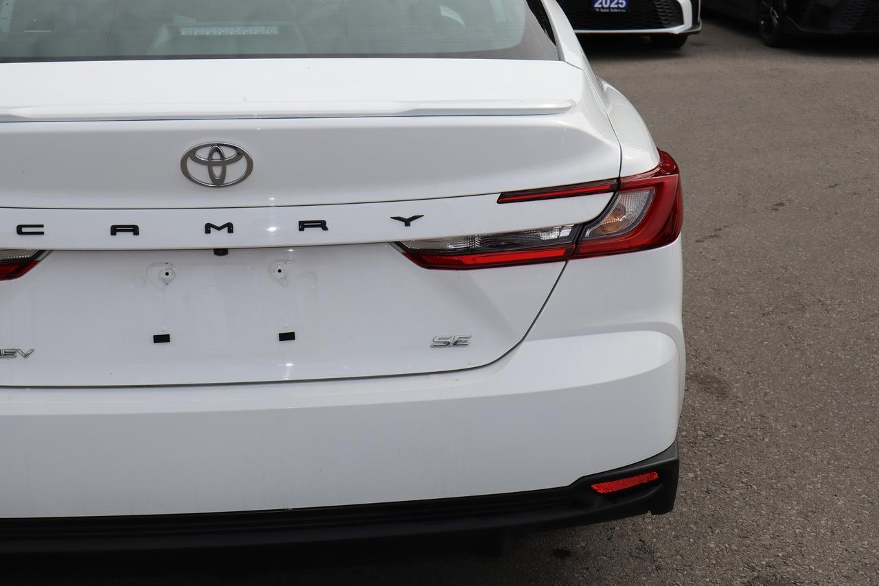 2026 Toyota Camry SE Hybrid Photo2