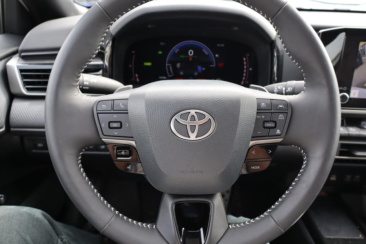 2026 Toyota Camry SE Hybrid Photo