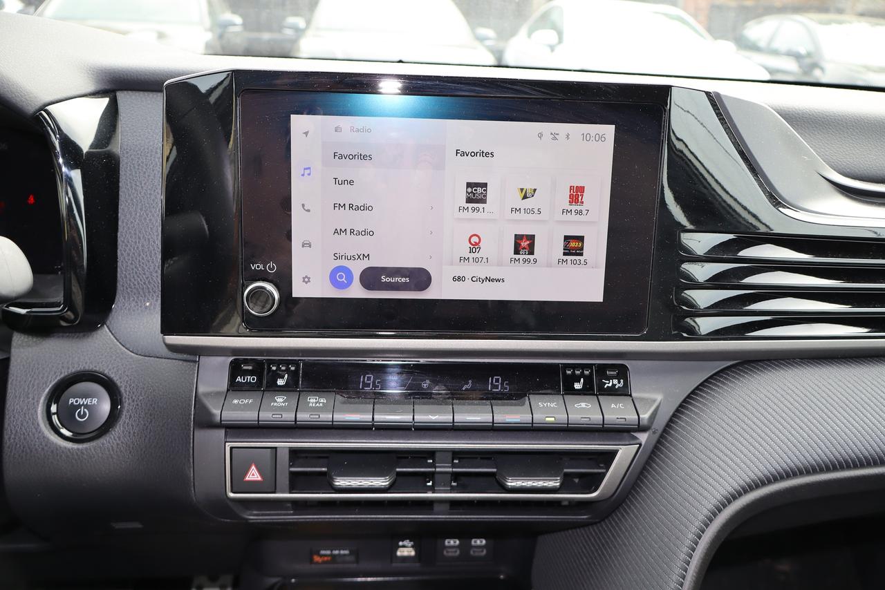 2026 Toyota Camry SE Hybrid Photo