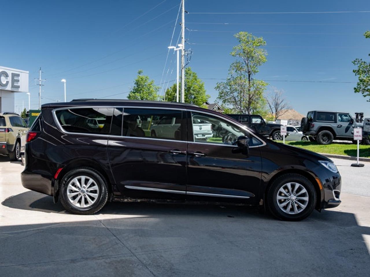 2017 Chrysler Pacifica Touring-L Photo