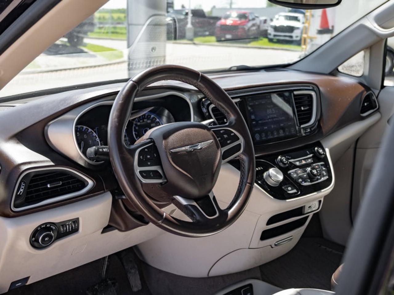 2017 Chrysler Pacifica Touring-L Photo