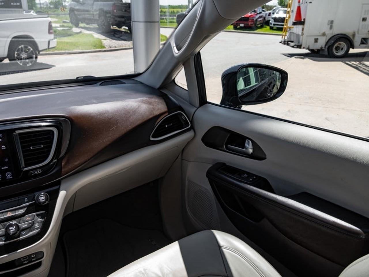2017 Chrysler Pacifica Touring-L Photo