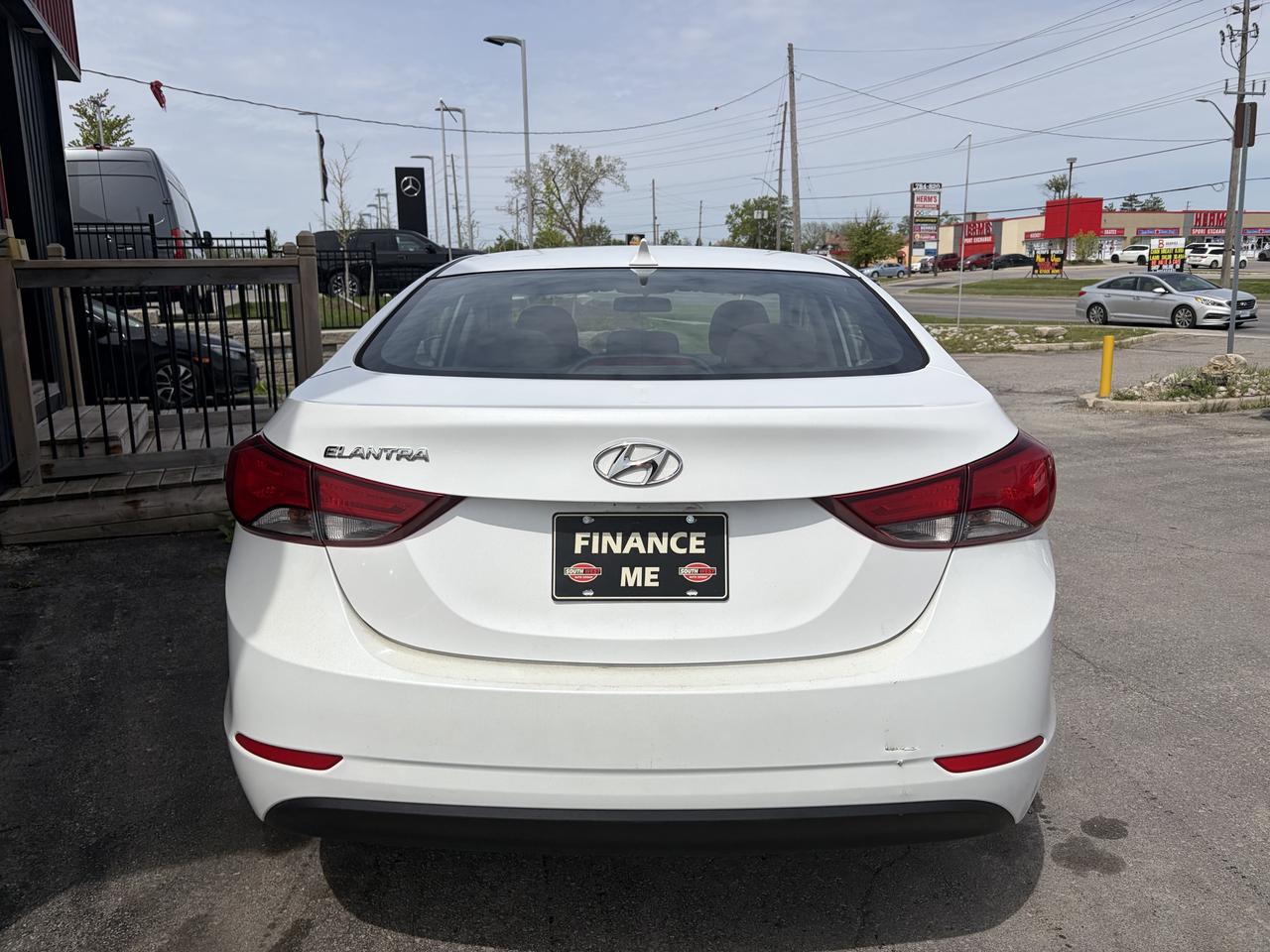 2015 Hyundai Elantra GL Photo3
