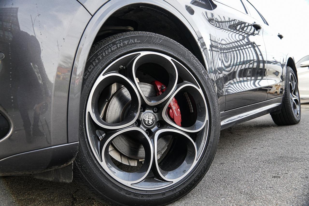 2022 Alfa Romeo Stelvio Veloce AWD | ONE OWNER | NAVI | SUNROOF | RED INT Photo3