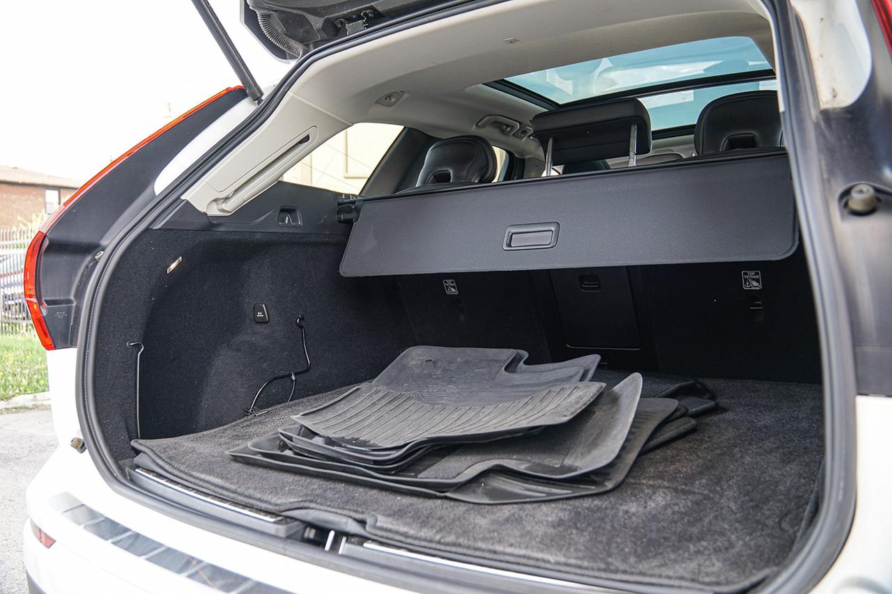 2020 Volvo XC60 Momentum T6 AWD | NO ACCIDENT|PANO | NAVI | CAM | Photo