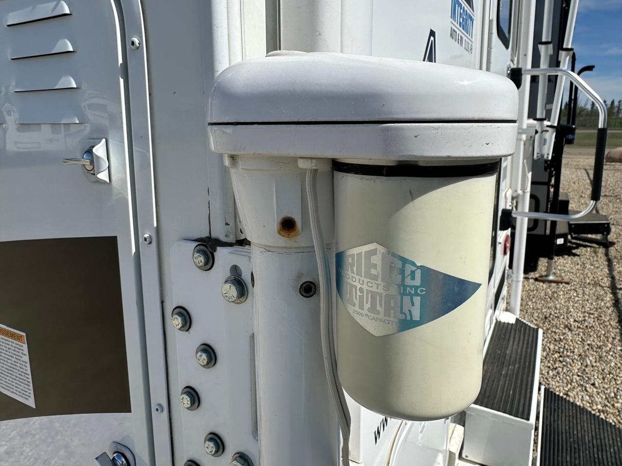 2020 ARCTIC FOX 811 