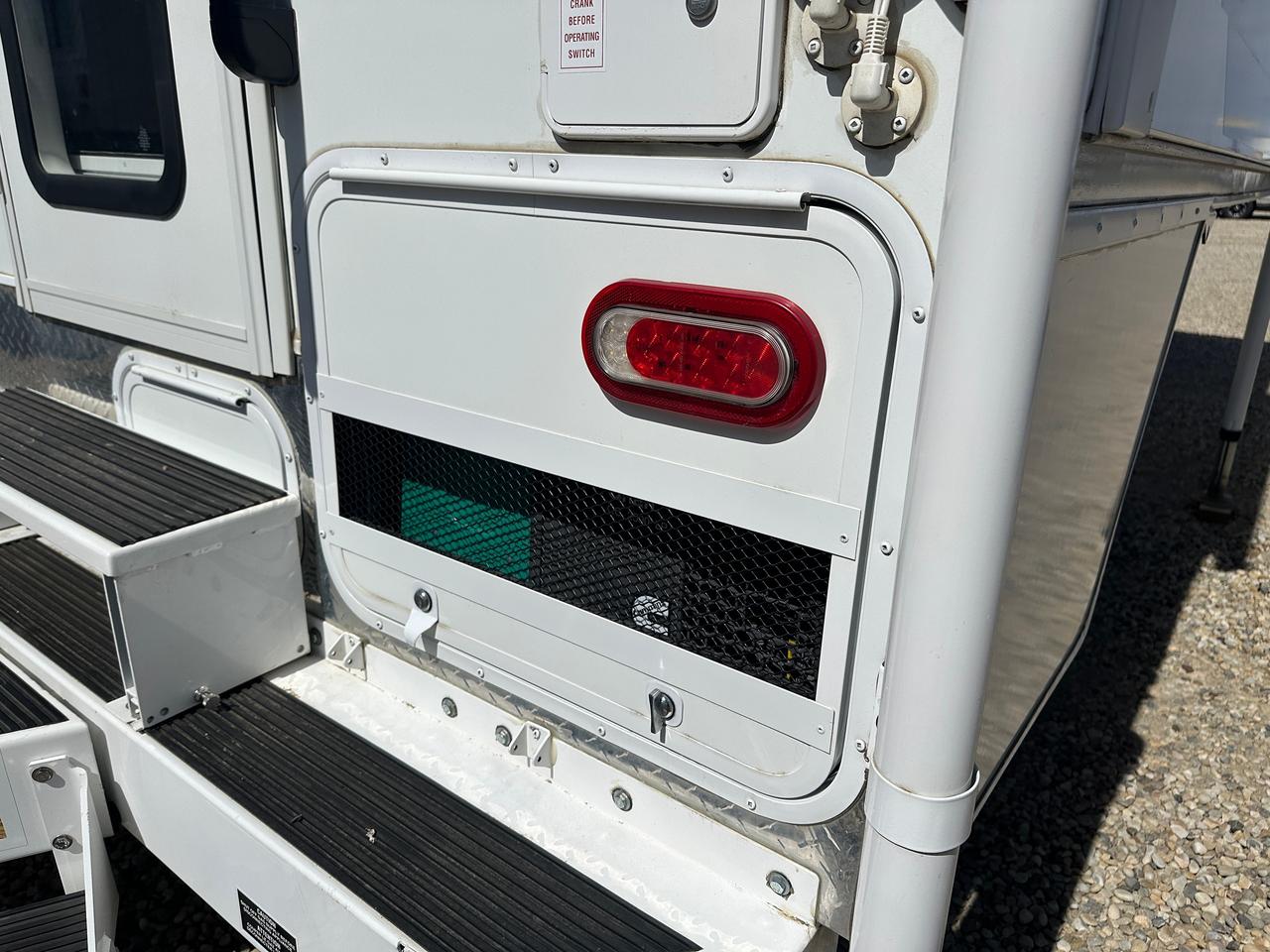 2020 ARCTIC FOX 811 