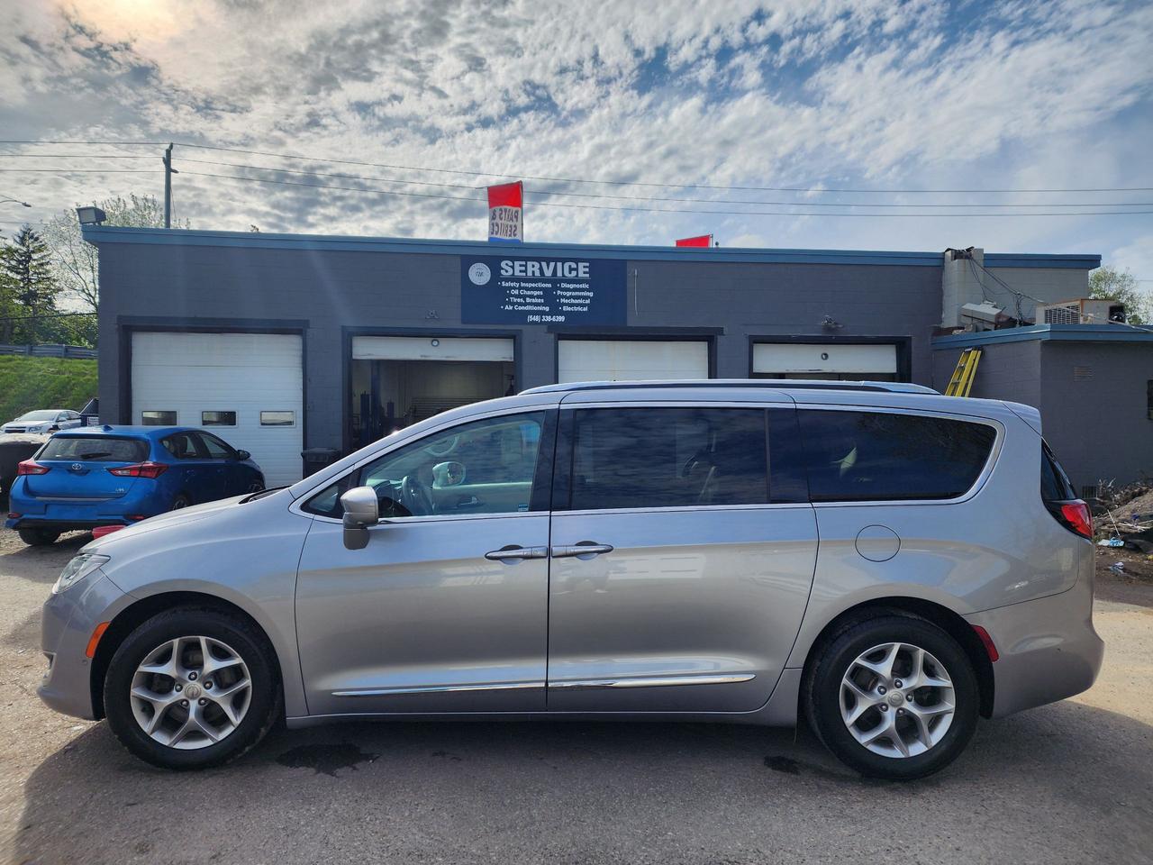 2019 Chrysler Pacifica Touring-L Plus l Clean CarFax | StowNGo | Loaded l Photo3