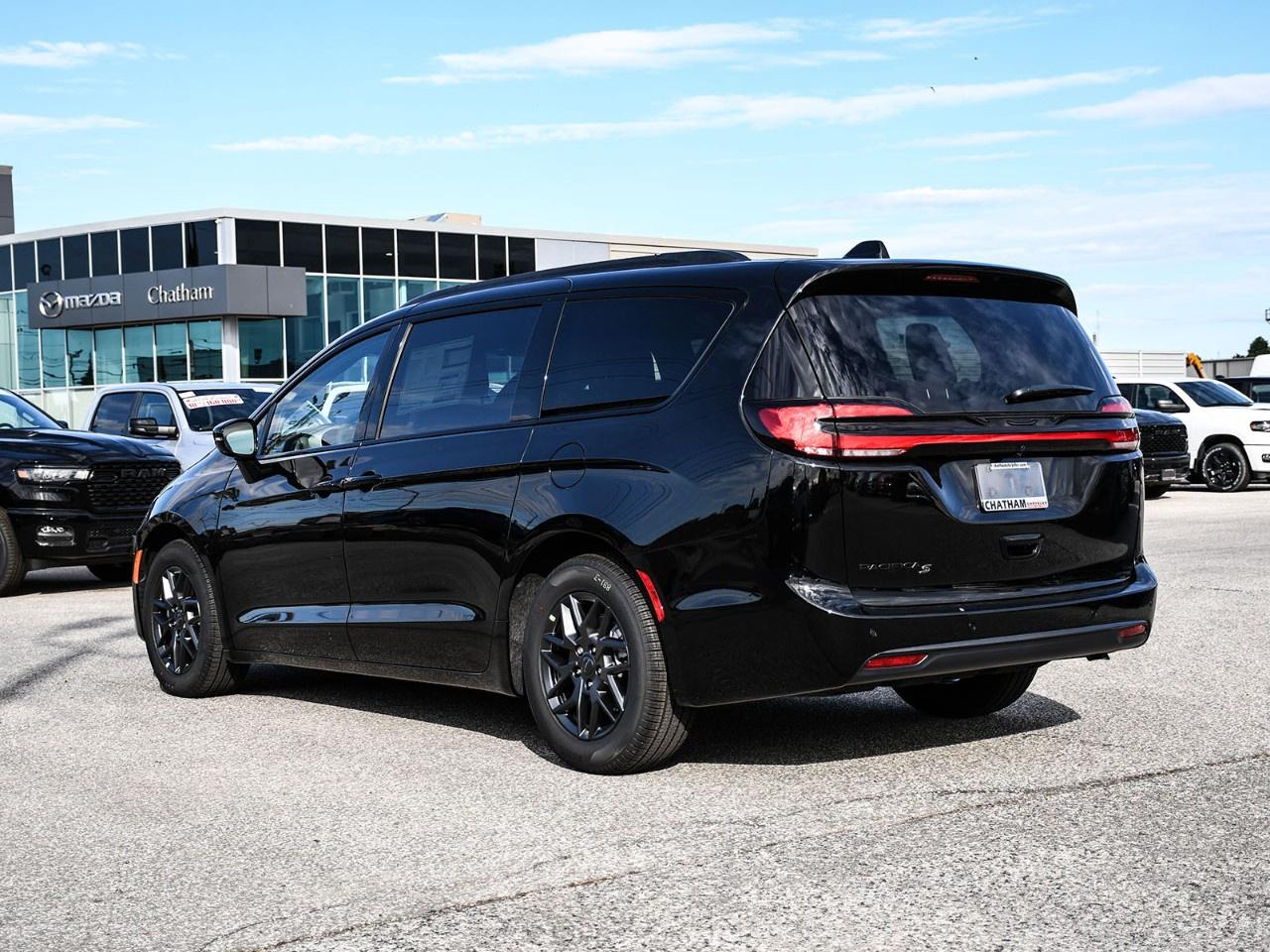 2027 Chrysler Pacifica Select FWD Photo1