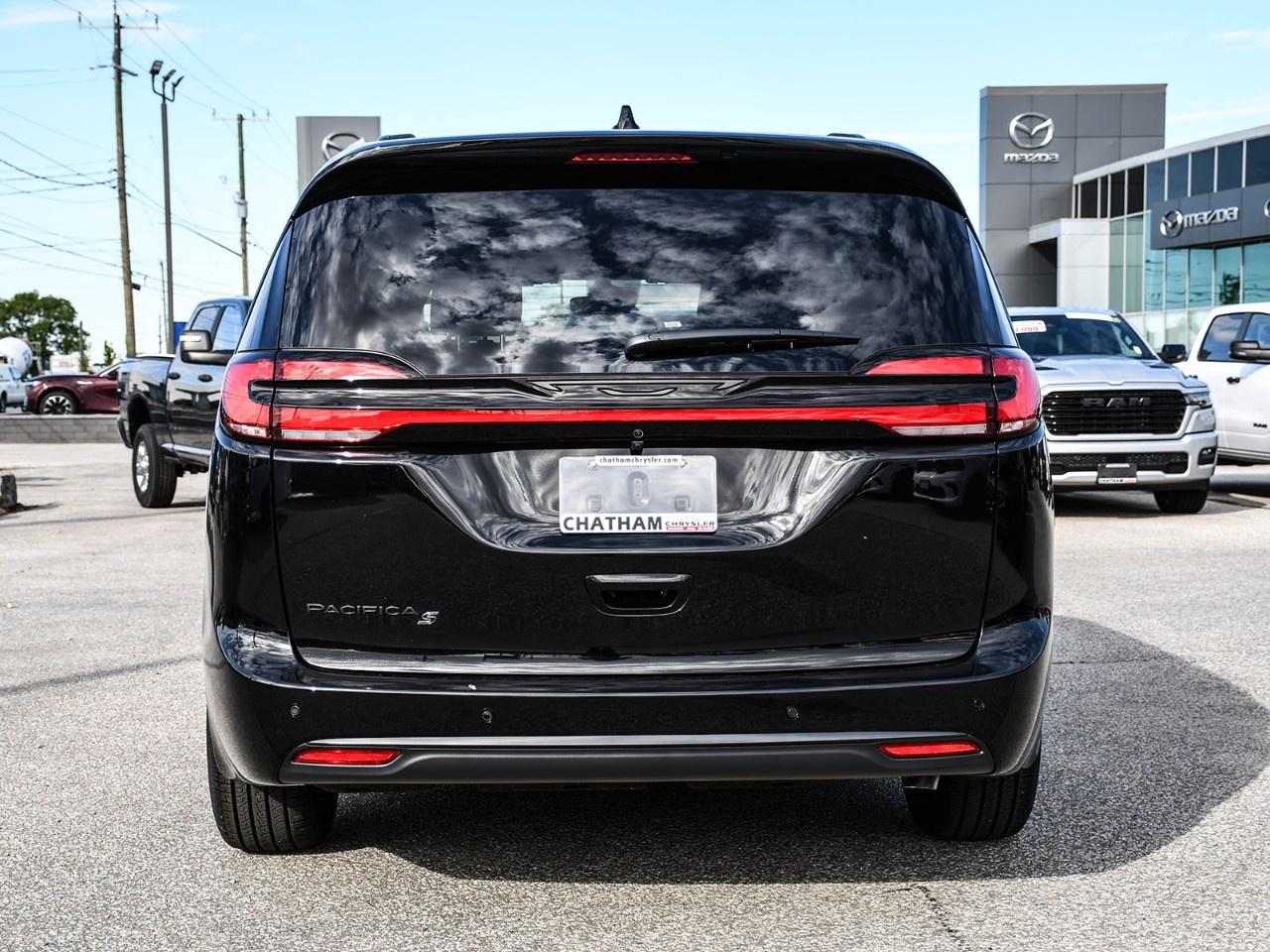 2027 Chrysler Pacifica Select FWD Photo