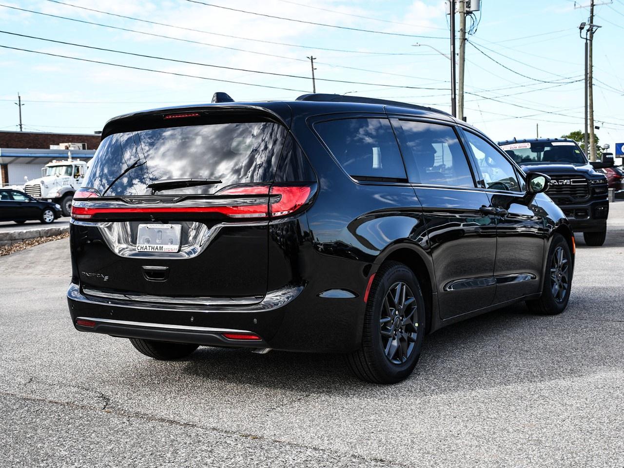 2027 Chrysler Pacifica Select FWD Photo
