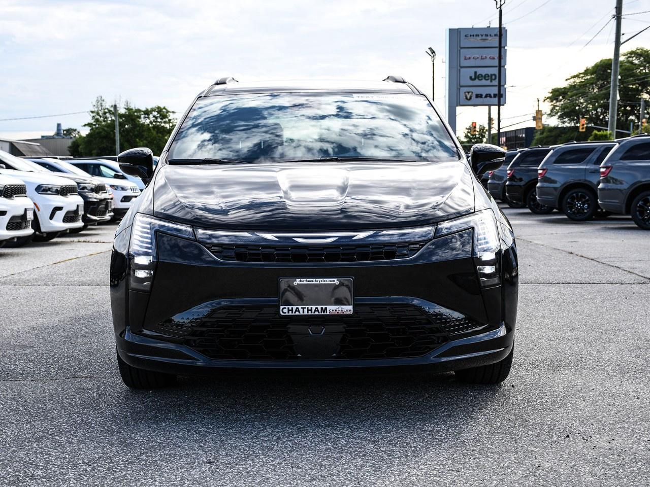 2027 Chrysler Pacifica Select FWD Photo