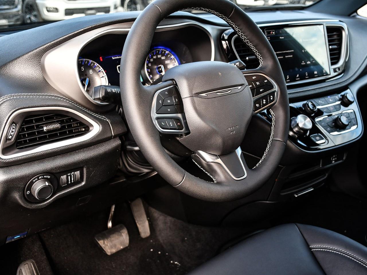 2027 Chrysler Pacifica Select FWD Photo