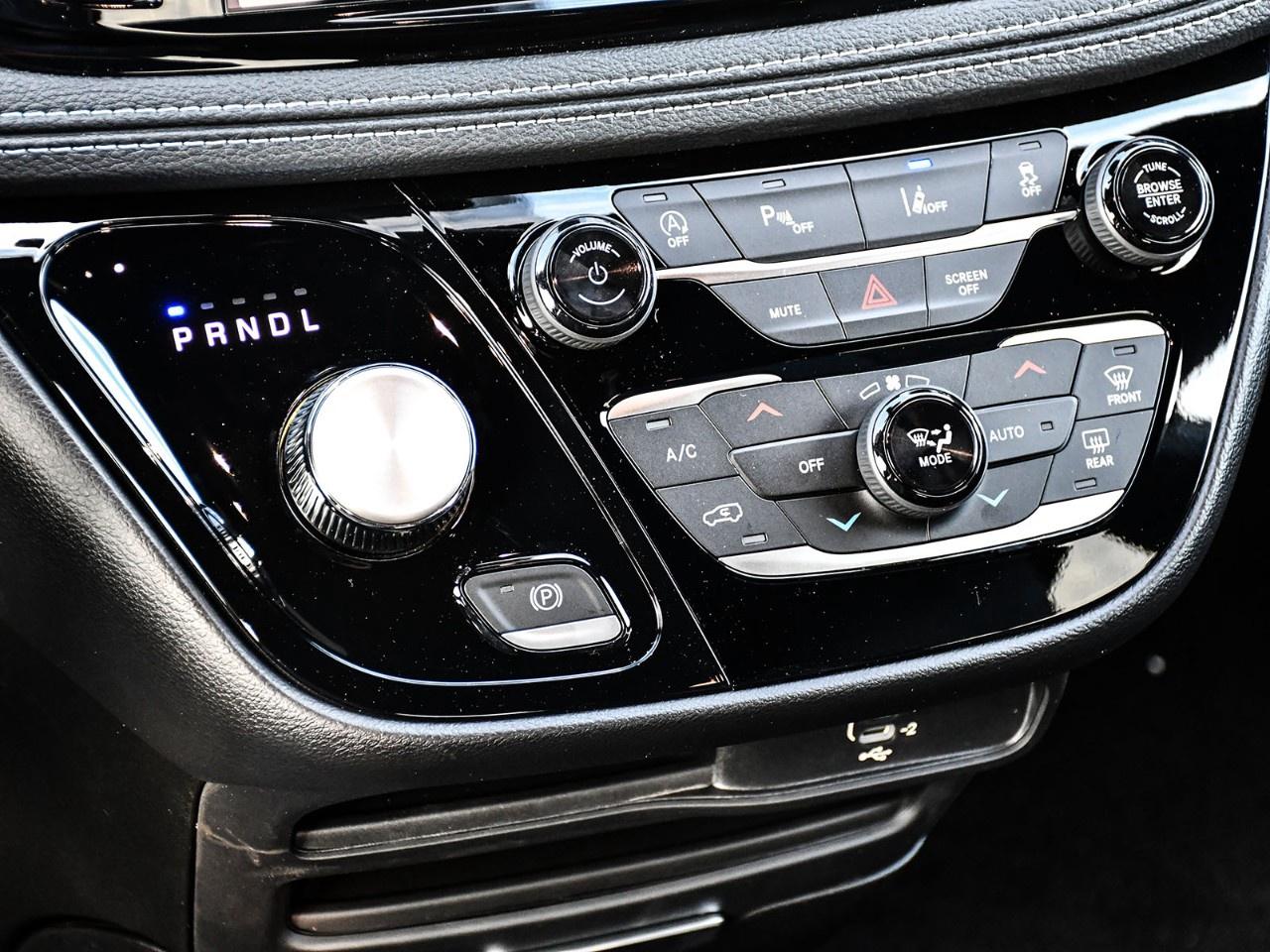 2027 Chrysler Pacifica Select FWD Photo