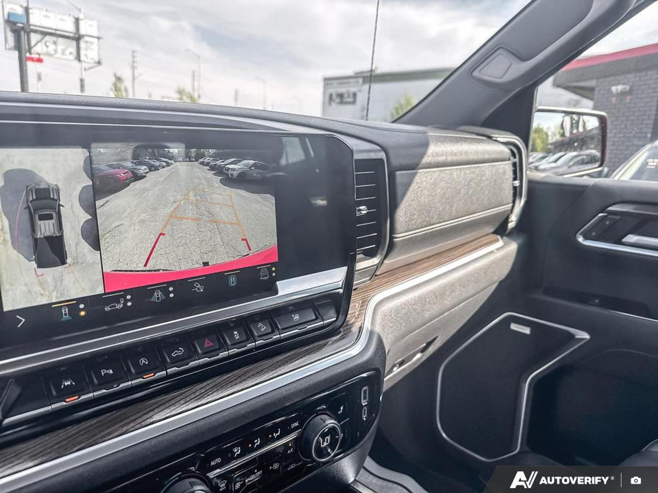 2022 Chevrolet Silverado 1500 LT TRAILBOSS / Z71 / ONE OWNER / LEATHER / ROOF Photo