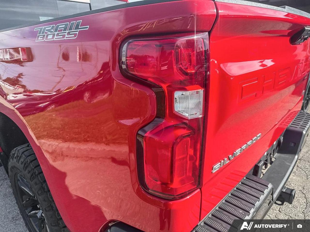 2022 Chevrolet Silverado 1500 LT TRAILBOSS / Z71 / ONE OWNER / LEATHER / ROOF Photo