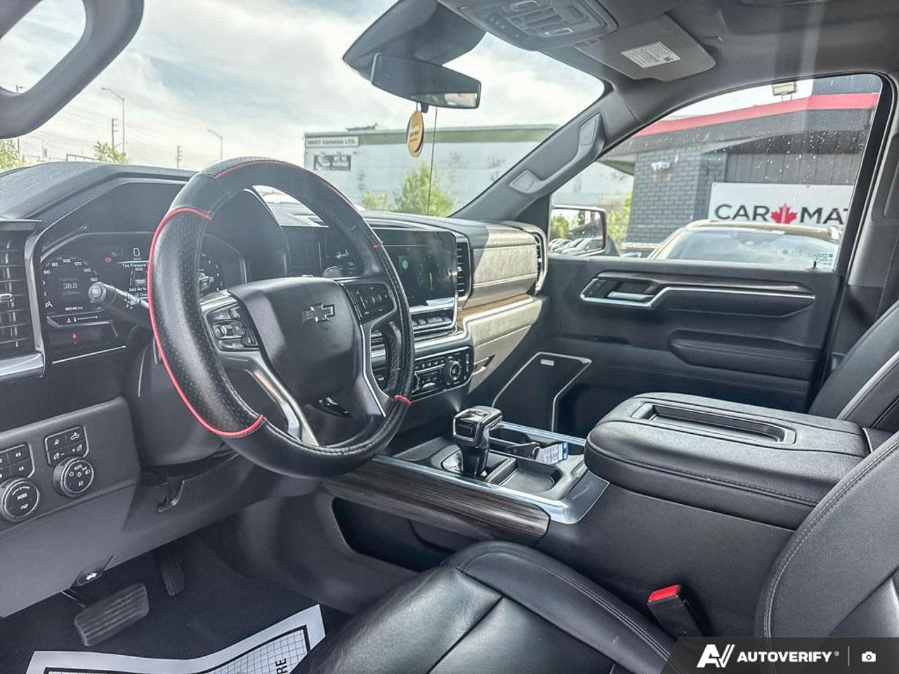 2022 Chevrolet Silverado 1500 LT TRAILBOSS / Z71 / ONE OWNER / LEATHER / ROOF Photo