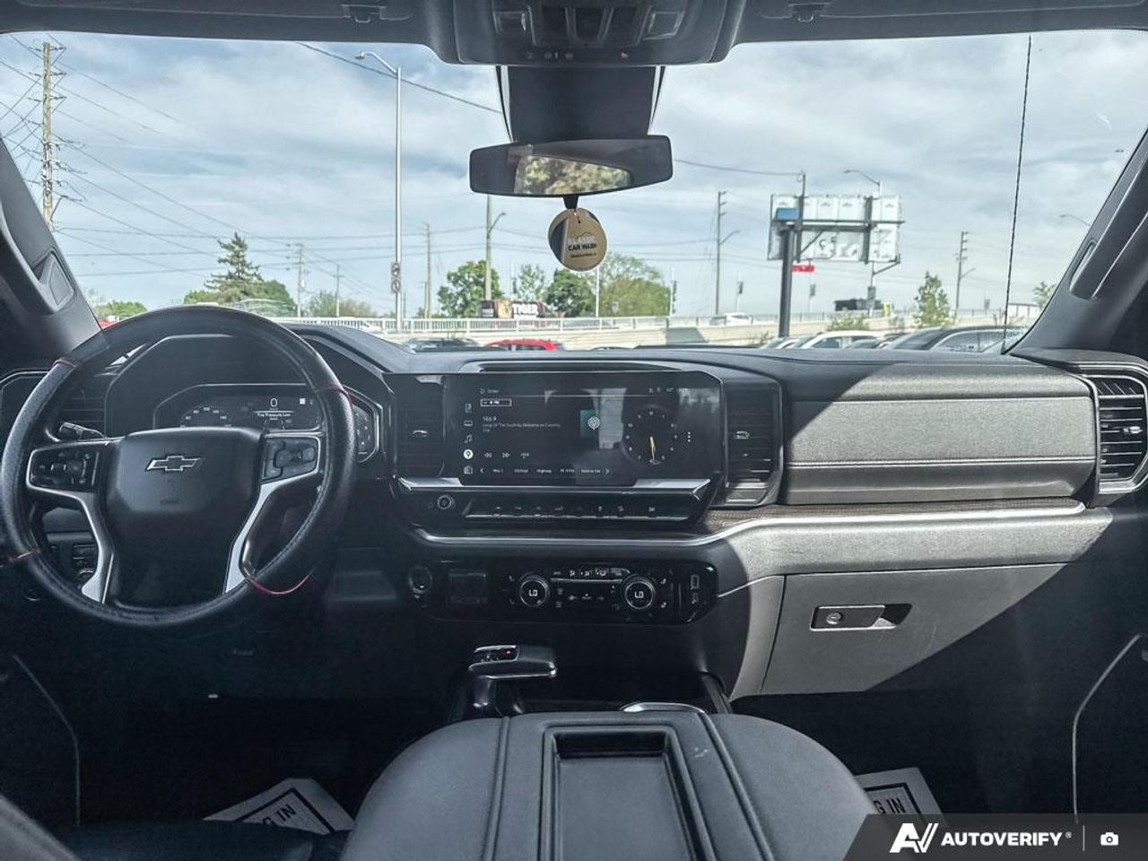 2022 Chevrolet Silverado 1500 LT TRAILBOSS / Z71 / ONE OWNER / LEATHER / ROOF Photo