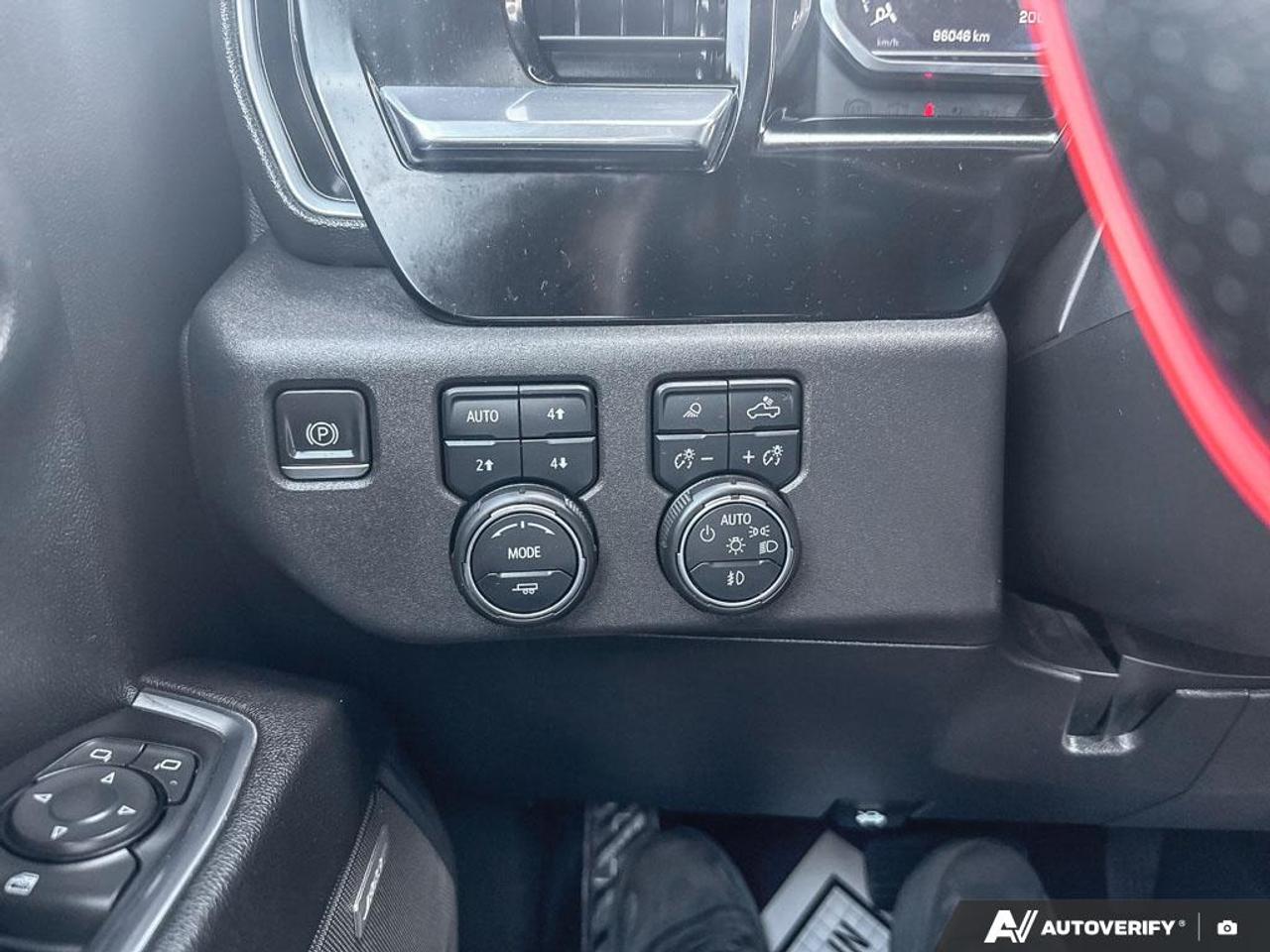 2022 Chevrolet Silverado 1500 LT TRAILBOSS / Z71 / ONE OWNER / LEATHER / ROOF Photo